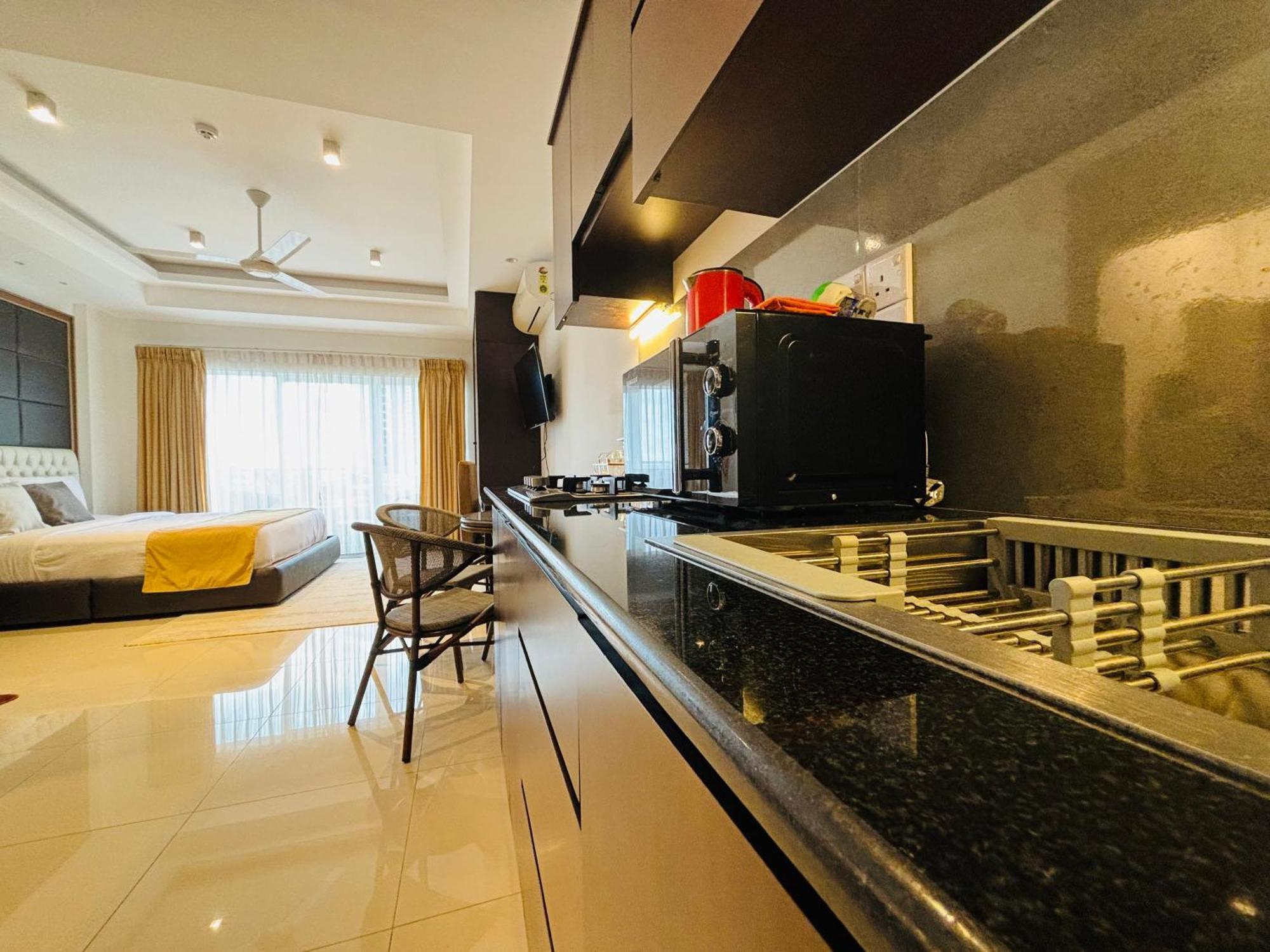 Ocean Breeze Studio Apartment Negombo Exterior photo